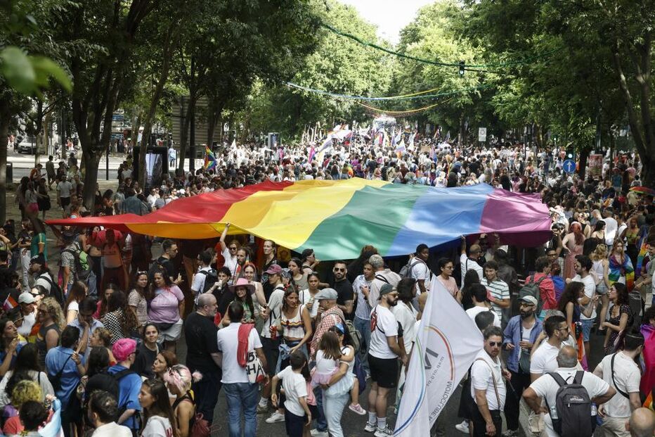 Milhares de pessoas marcham em Lisboa pelos direitos LGBTI+ e contra retrocessos 