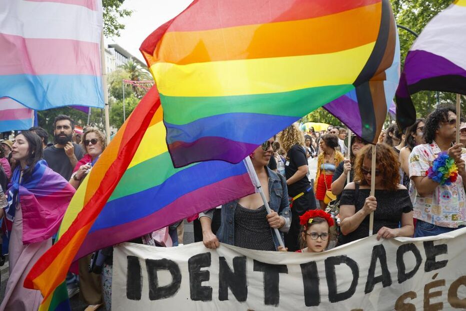 Milhares de pessoas marcham em Lisboa pelos direitos LGBTI+ e contra retrocessos 