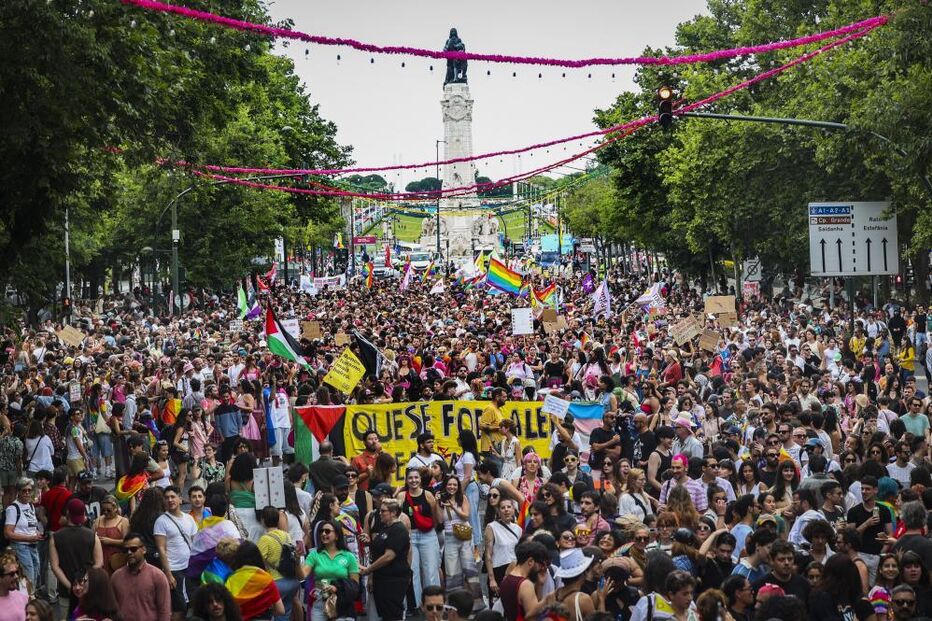 Milhares de pessoas marcham em Lisboa pelos direitos LGBTI+ e contra retrocessos 