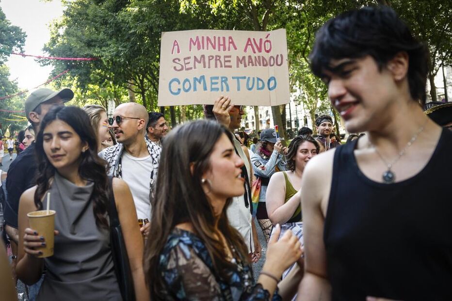 Milhares de pessoas marcham em Lisboa pelos direitos LGBTI+ e contra retrocessos 