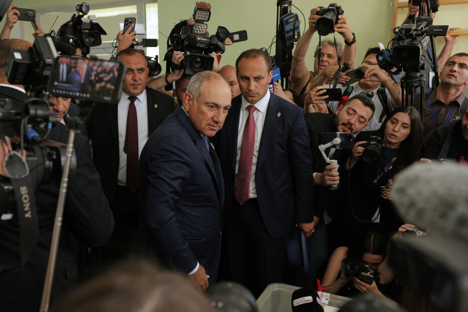 Nikol Pashinyan nas mesa de voto