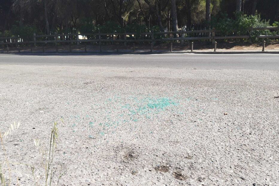 Vidros partidos onde estava o carro assaltado