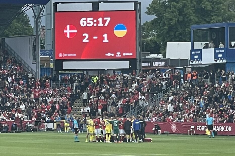 Momento em que Eriksen cai no relvado