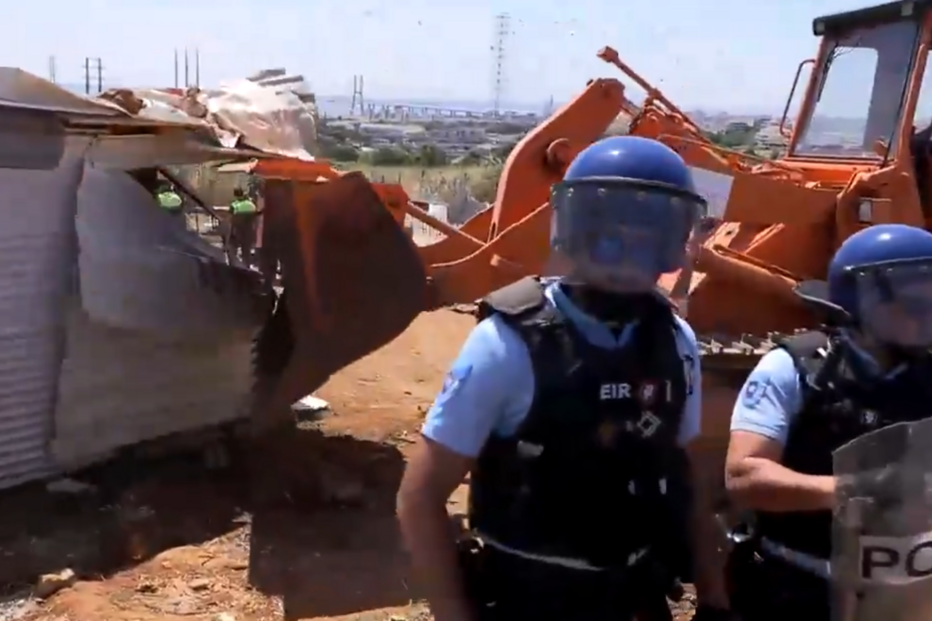 Idosos e crianças ficaram sem tecto nas demolições no bairro do Talude 
