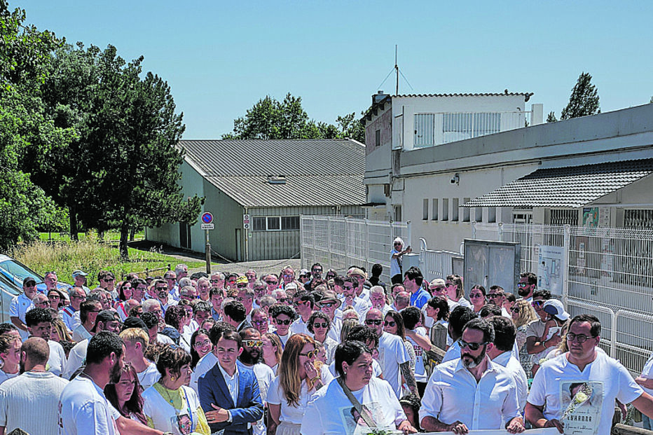 Dezenas de pessoas reuniram-se para homenagear Lyhanna