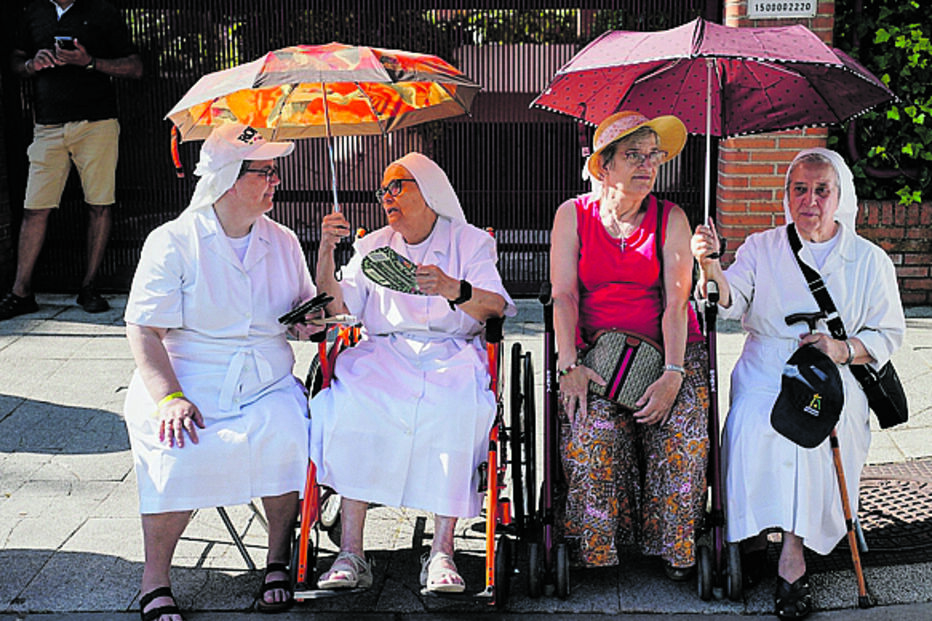 Freiras aguardam a chegada do Papa