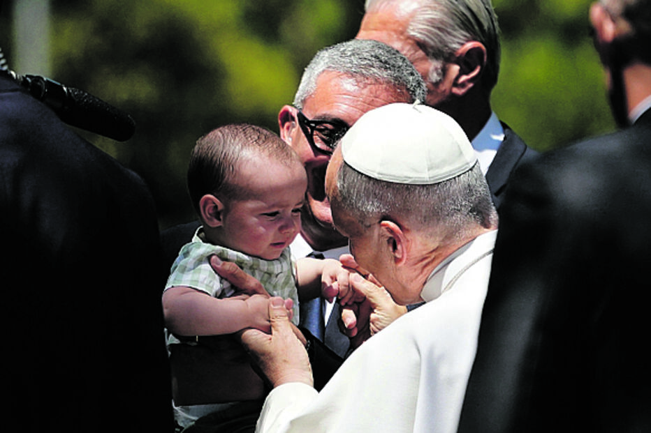 Santo Padre abençoa uma criança