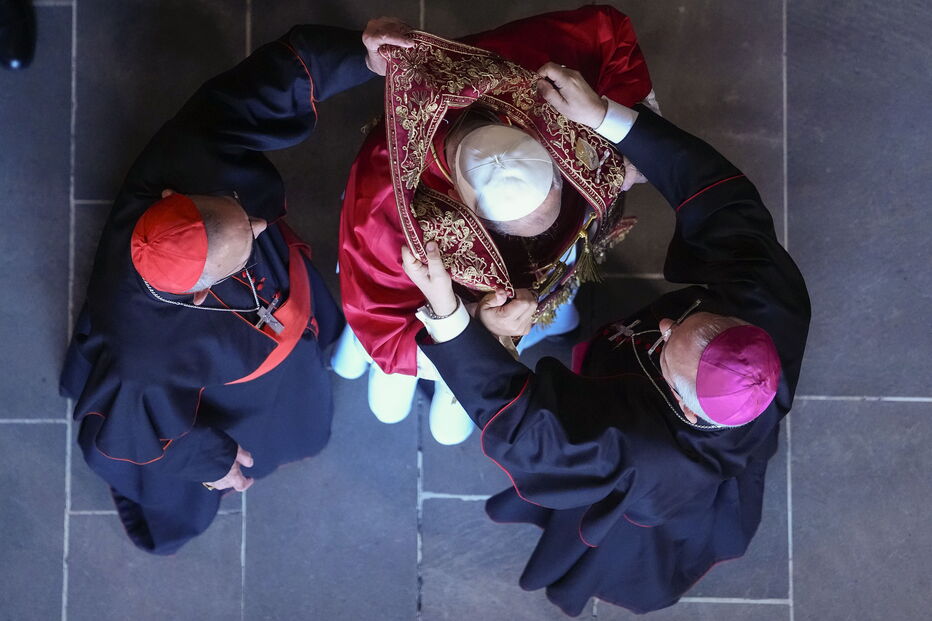 Papa Leão XIV após ter presidido à oração na Catedral da Santa Cruz e de Santa Eulália, em Barcelona, Espanha, a 9 de junho de 2026