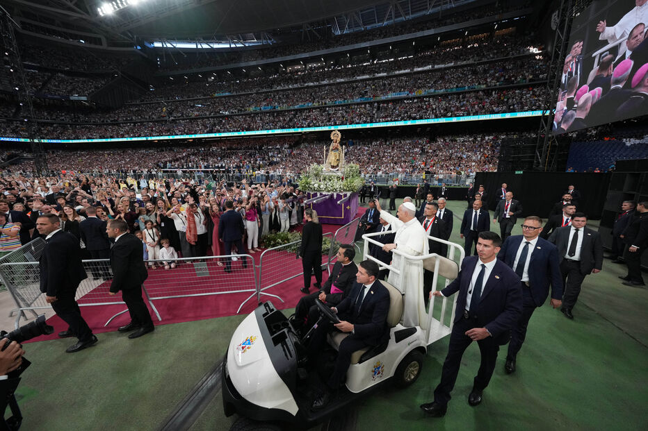 Papa Leão XIV acena aos fiéis no estádio Santiago Bernabéu