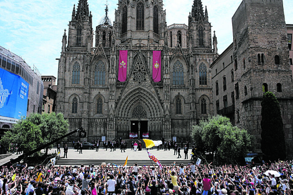 Multidão foi ver o Papa na Catedral