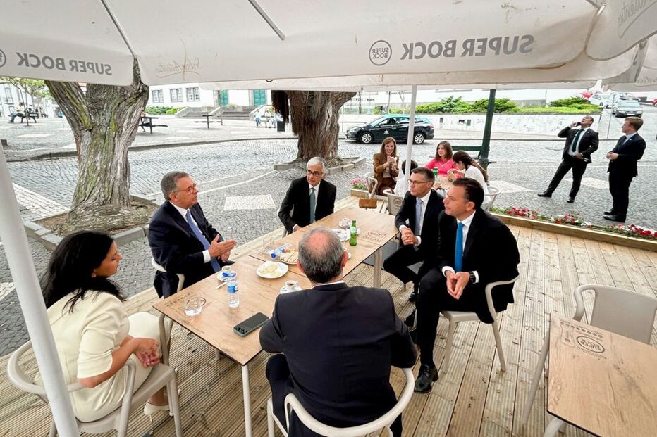  Montenegro partilha foto em esplanada de café ao lado de Seguro e Aguiar-Branco