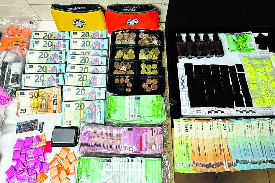 Dinheiro e drogas apreendidos pela PSP à rede de tráfico