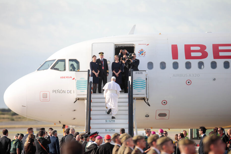 Papa Leão XIV despede-se de Barcelona e viaja até às Ilhas Canárias