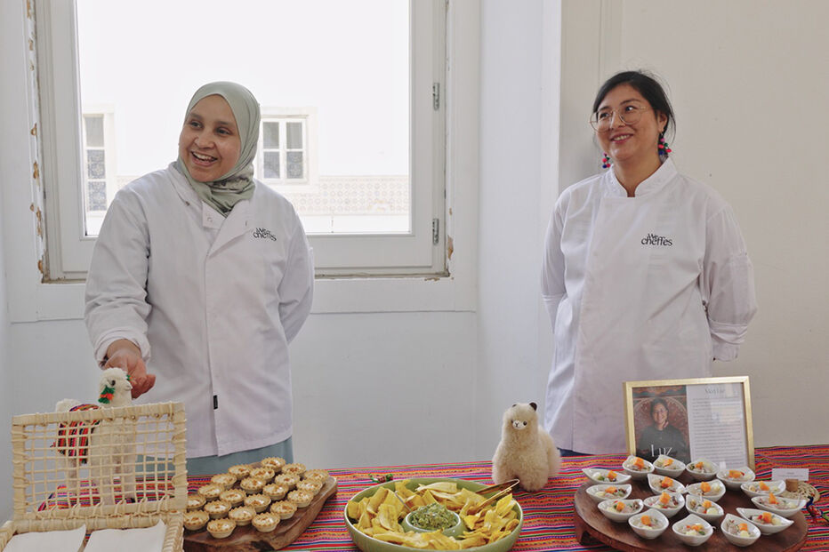 As cheffes Naima, de Marrocos à esquerda) e Luz, do Peru, estão a mudar a sua vida com o projeto We Cheffese Peru.jpg
