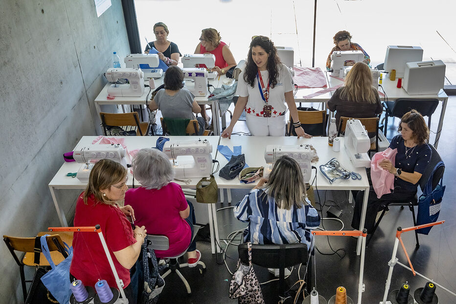 Curso de costura promovido pela Cruz Vermelha Portuguesa em Guimarães