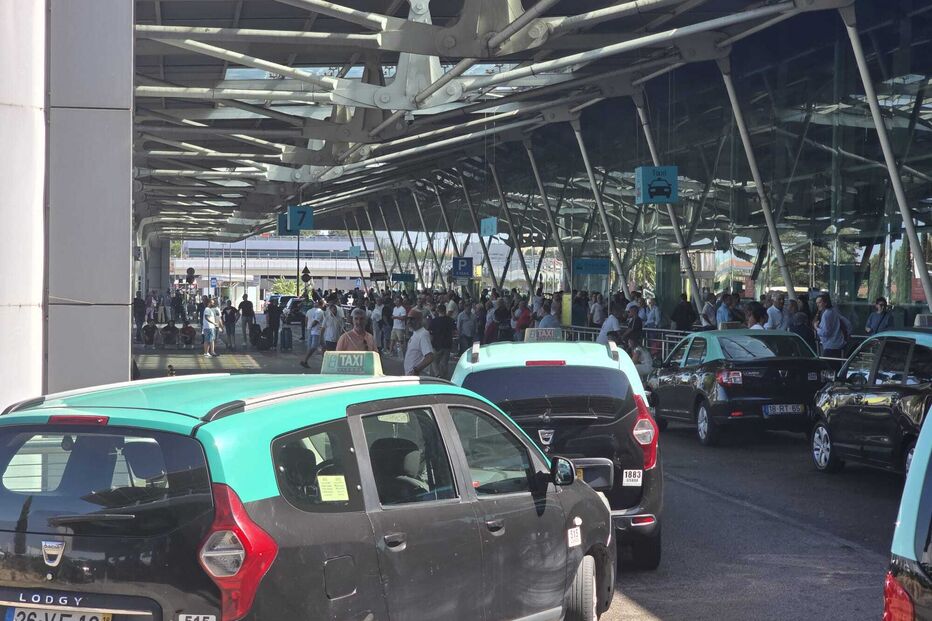 Taxistas em protesto espontâneo bloqueiam praça de táxis no Aeroporto de Lisboa