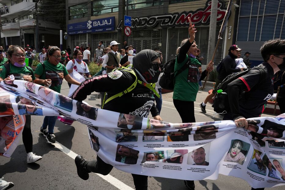 Familiares de desaparecidos no México e manifestantes protestam antes do jogo de abertura do Mundial2026