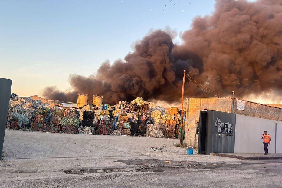 Incêndio em armazém de reciclagem propaga-se a zona de mato em Montemor-o-Novo