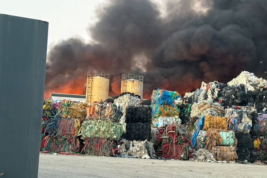 Incêndio em armazém de reciclagem propaga-se a zona de mato em Montemor-o-Novo