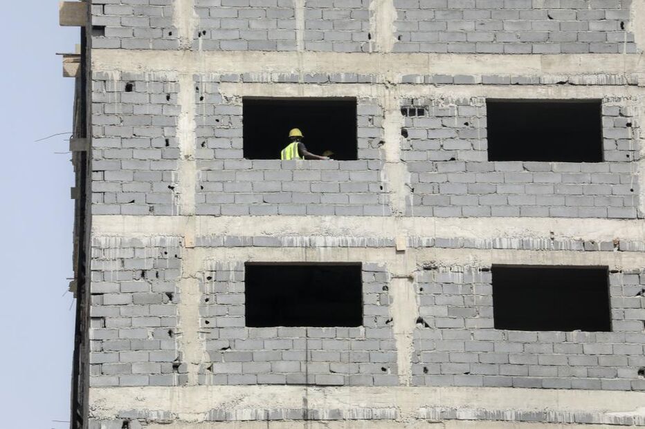 As obras em curso na Cidade da Praia na Ilha de Santiago apresentam um número significativo de imigrantes integrados no setor da construção civil