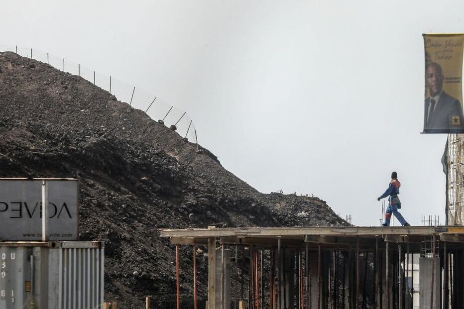 As obras em curso na Cidade da Praia na Ilha de Santiago apresentam um número significativo de imigrantes integrados no setor da construção civil