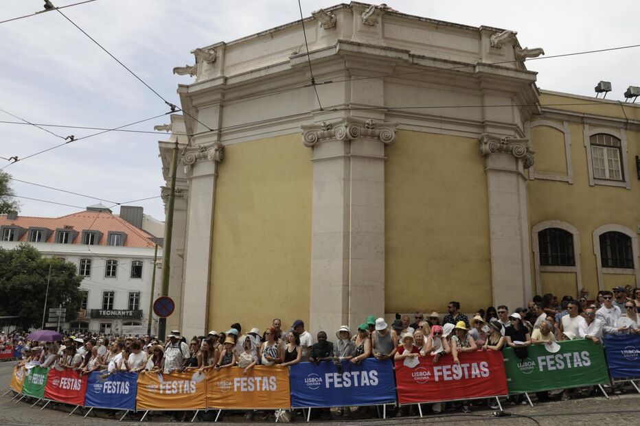 Várias pessoas acorrem ao centro de Lisboa para ver os noivos de Santo António