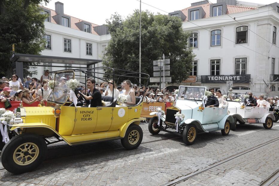 Noivos chegaram em carros vintage