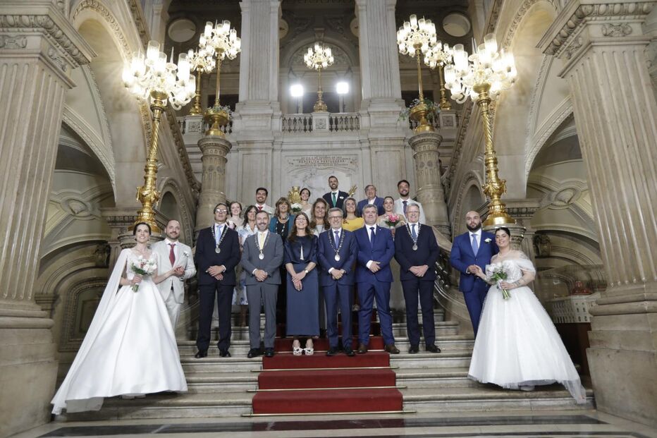 Casais tiraram fotografia com Carlos Moedas
