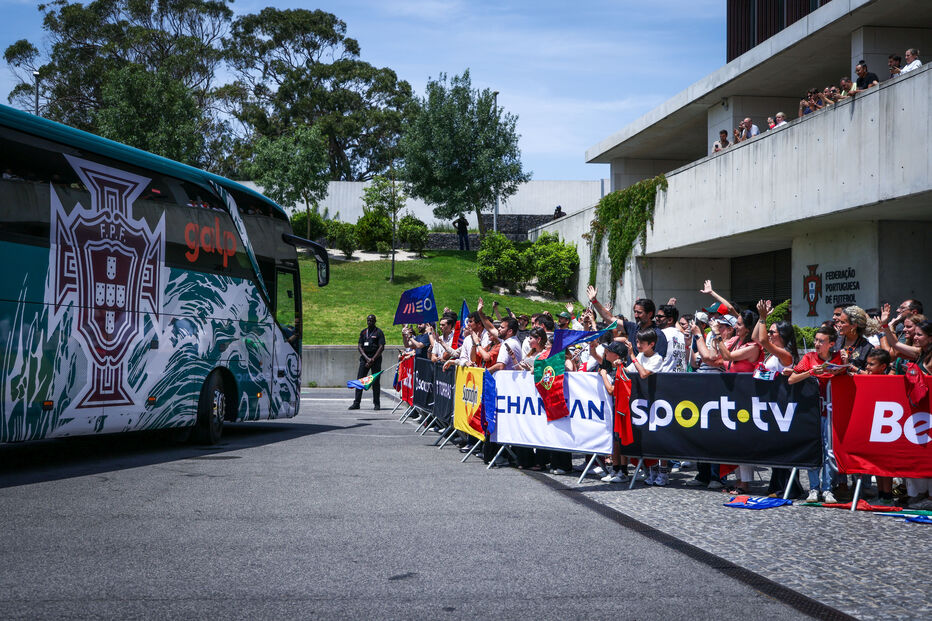 Os adeptos da seleção nacional de futebol à saída da Cidade do Futebol após um treino da seleção integrado no estágio de preparação para o Mundial2026, Oeiras, 12 de junho de 2026