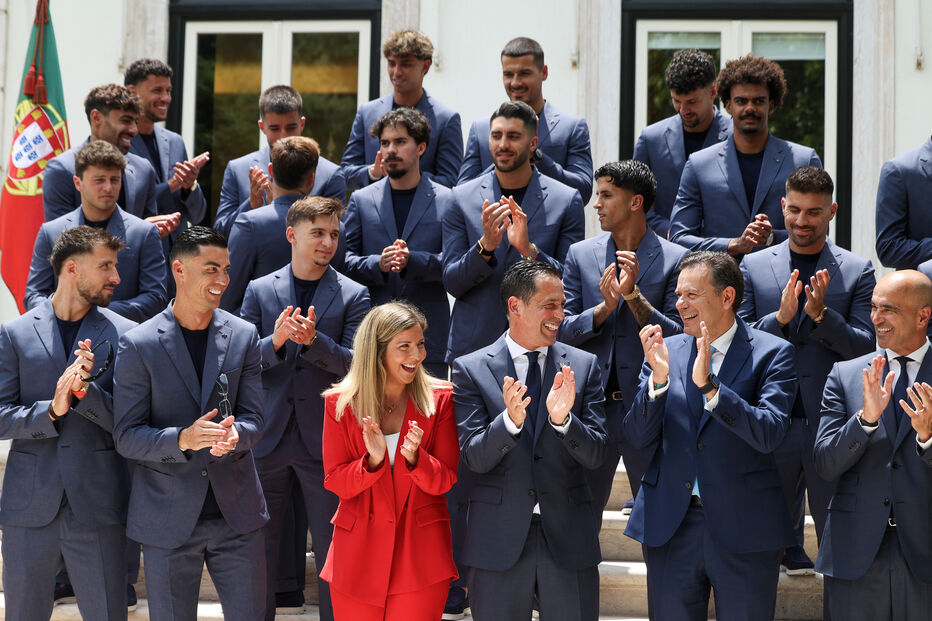 O primeiro-ministro, Luis Montenegro (2-D), e a ministra da Cultura, Juventude e Desporto, Margarida Balseiro Lopes, recebem a seleção nacional de futebol antes de partir para os EUA para participar no Mundial2026, Palácio de São Bento, Lisboa, 12 de junho de 2026