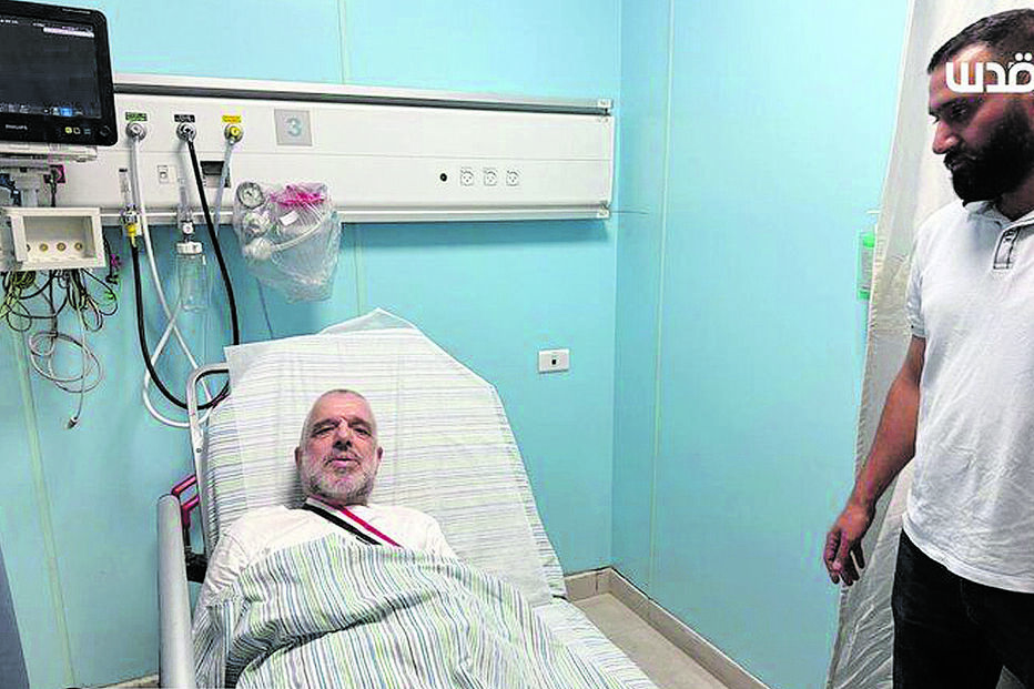 Hassan Yousef no hospital, em Ramallah, onde foi submetido a exames médicos