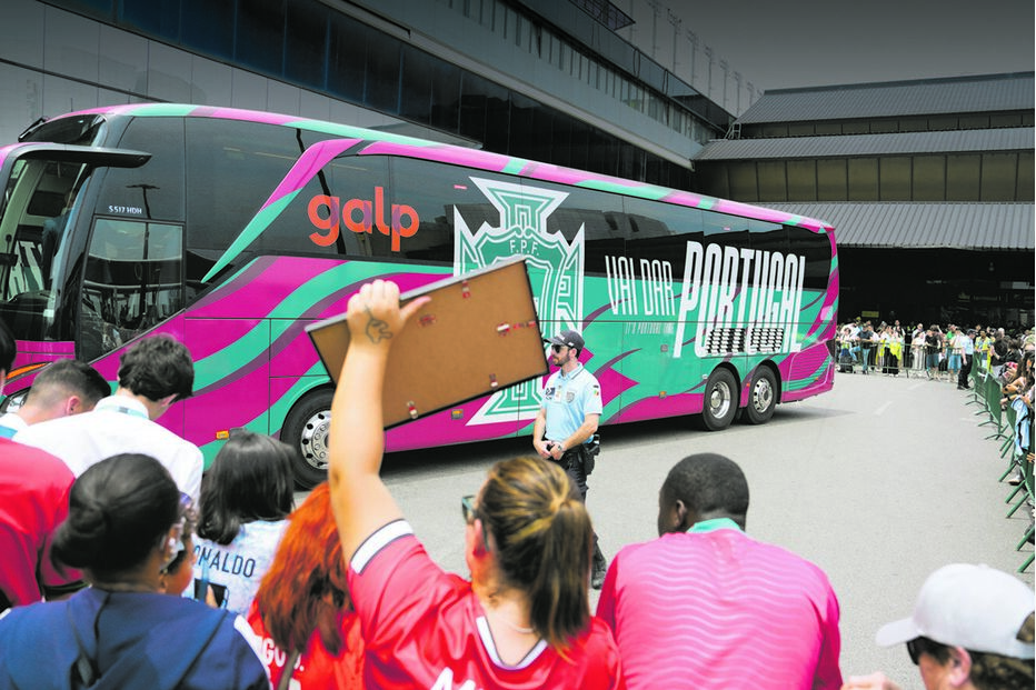 Autocarro da Seleção à chegada ao Aeroporto de Lisboa