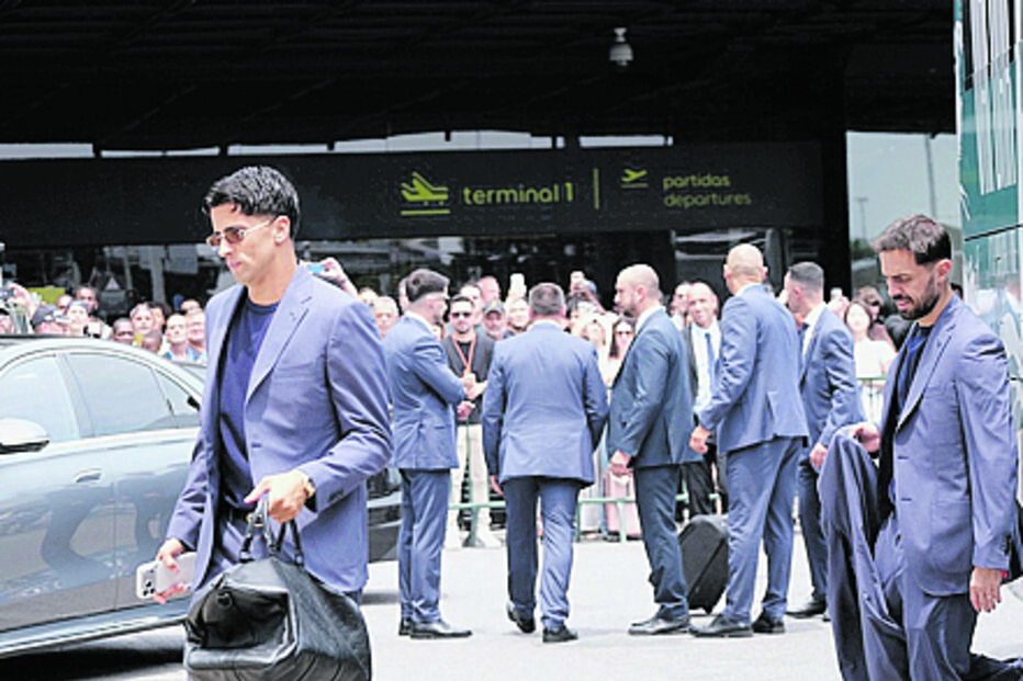 Partida: João Cancelo e Bernardo Silva à chegada ao aeroporto