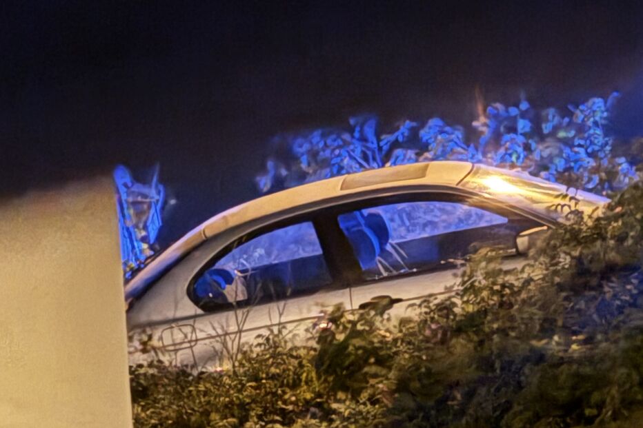 Carro despista-se e fica em risco de cair por encosta em Cascais