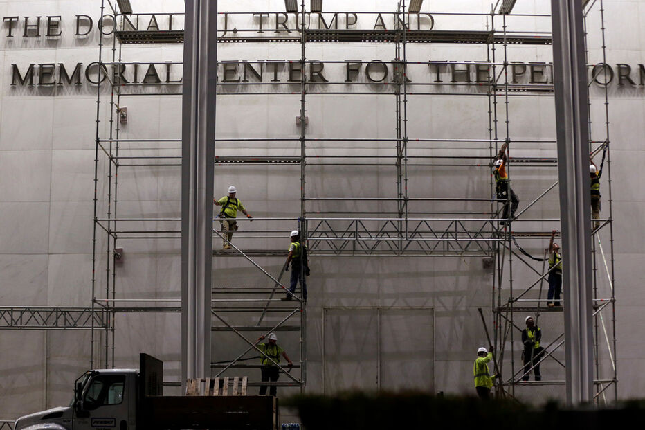 Nome de Donald Trump começou a ser removido do Kennedy Center