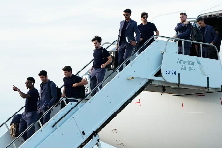 Jogadores da seleção saem do avião em Palm Beach