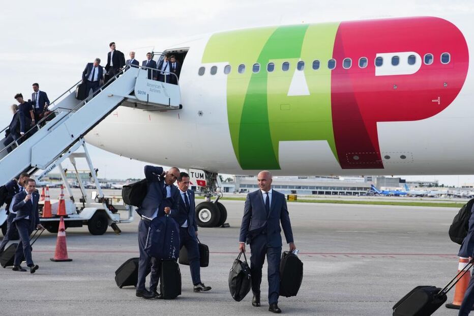 Equipa técnica e jogadores da seleção saem do avião em Palm Beach