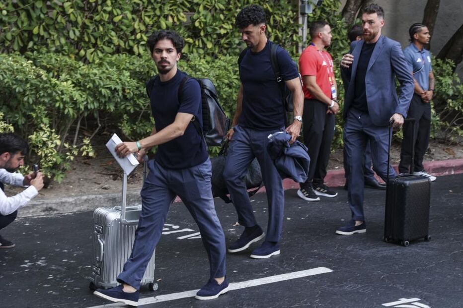 Jogadores chegam ao hotel Four Seasons Palm Beach 