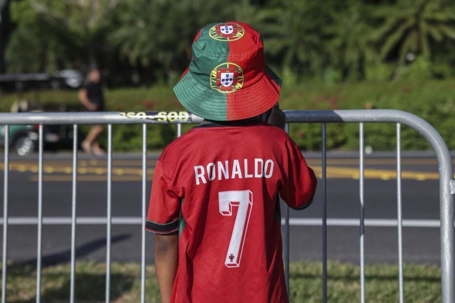 Adeptos aguardam pela chegada da seleção portuguesa ao hotel em Palm Beach