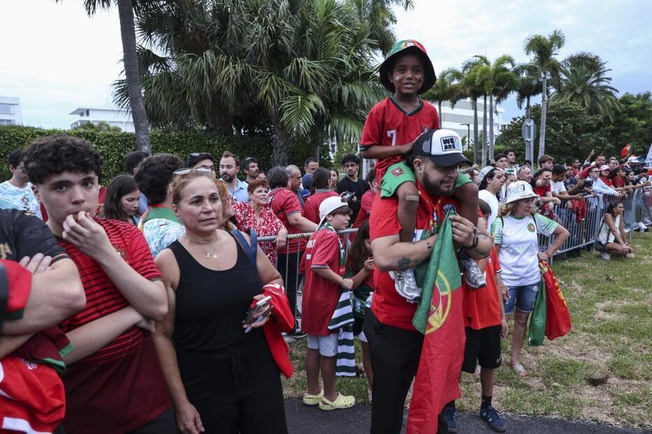 Adeptos aguardam pela chegada da seleção portuguesa ao hotel em Palm Beach