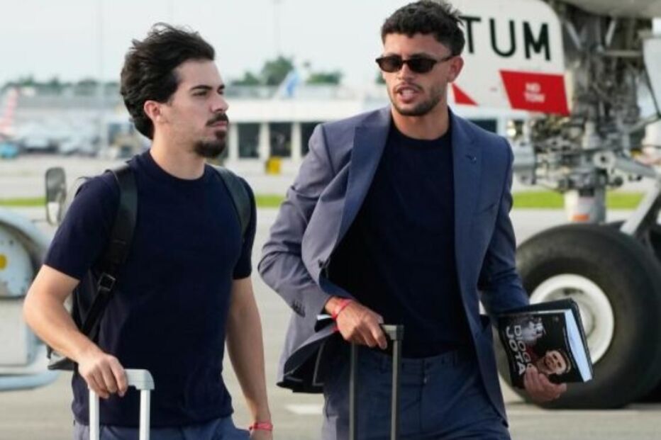 Matheus Nunes foi fotografado à chegada da Seleção aos Estados Unidos, este sábado, com o livro 