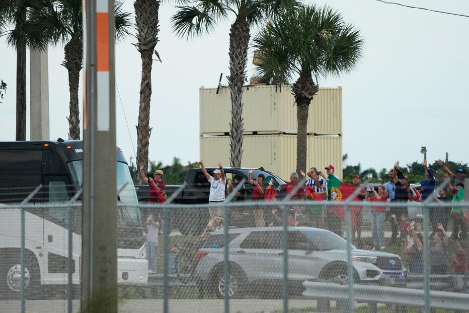 Adeptos aguardam pela chegada da seleção portuguesa em Palm Beach