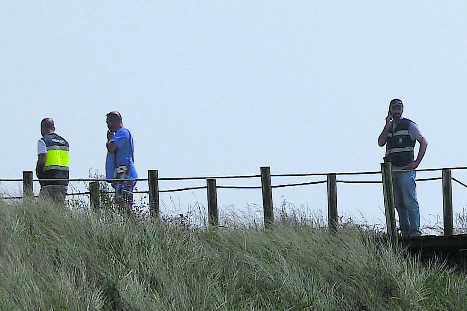 Elementos da Polícia Marítima do porto de Leixões na praia do Cabo do Mundo, em Matosinhos