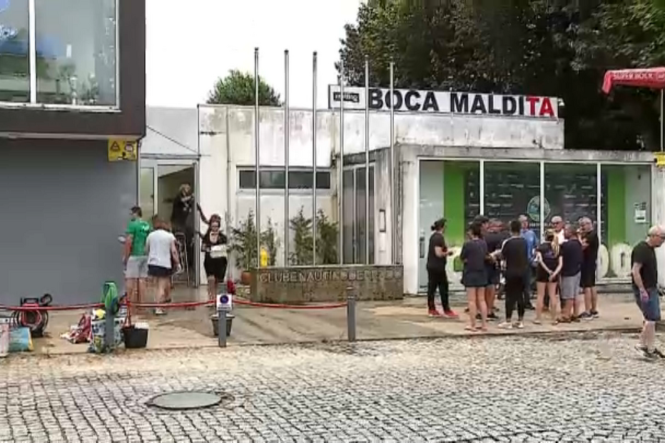 Várias dezenas de pessoas estão, desde a madrugada deste domingo, a ajudar nas limpezas do Clube Náutico de Prado, danificado por um incêndio