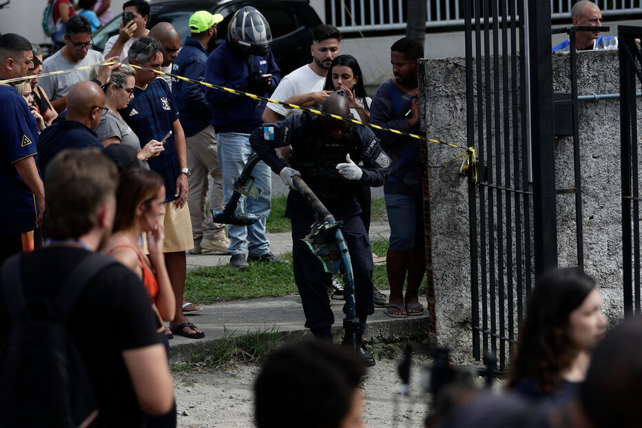 Dois helicópteros colidem, explodem e caem no Rio de Janeiro. Há pelo menos seis mortos
