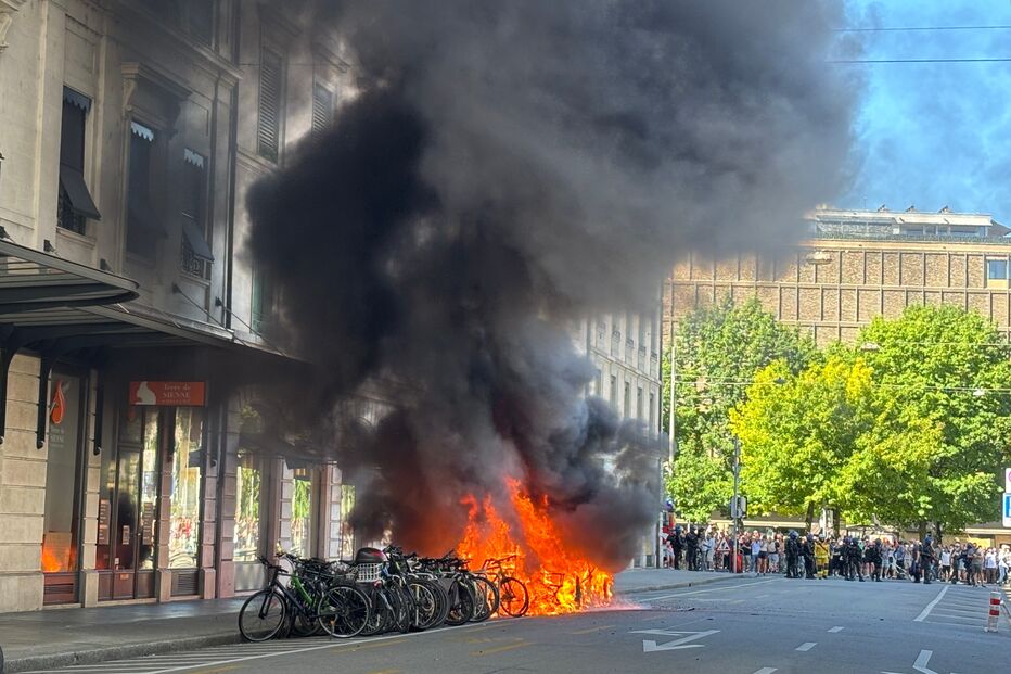 Confrontos entre manifestantes anti-G7 e polícia perto da sede da ONU em Genebra
