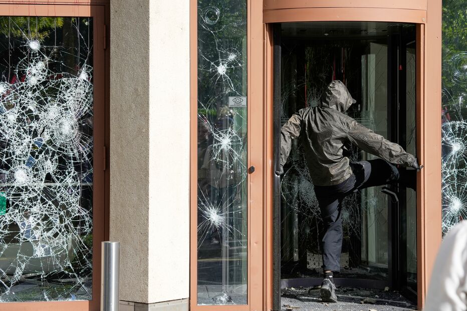 Confrontos entre manifestantes anti-G7 e polícia perto da sede da ONU em Genebra