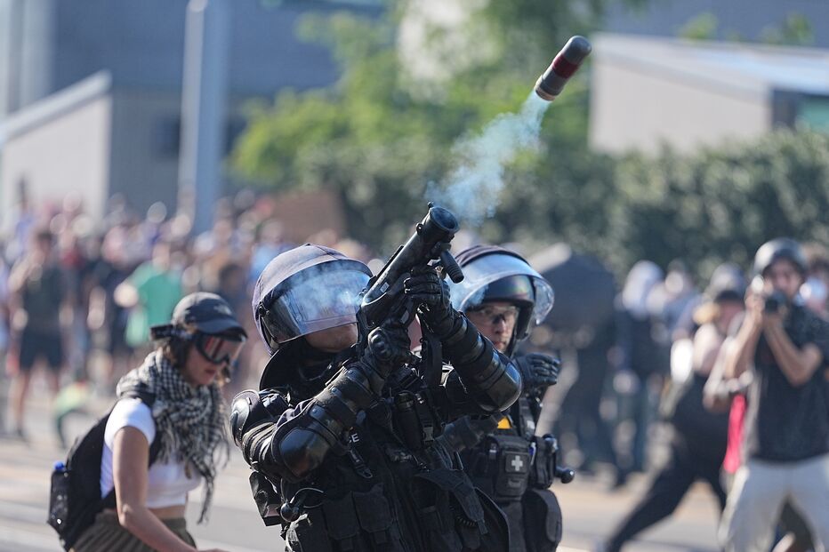 Confrontos entre manifestantes anti-G7 e polícia perto da sede da ONU em Genebra