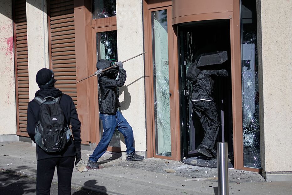 Confrontos entre manifestantes anti-G7 e polícia perto da sede da ONU em Genebra