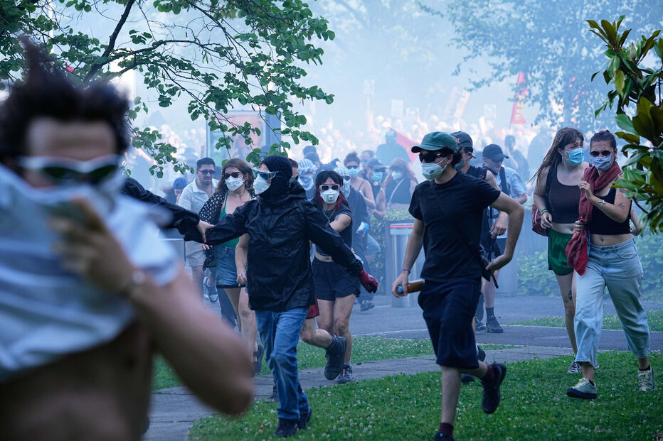 Confrontos entre manifestantes anti-G7 e polícia perto da sede da ONU em Genebra